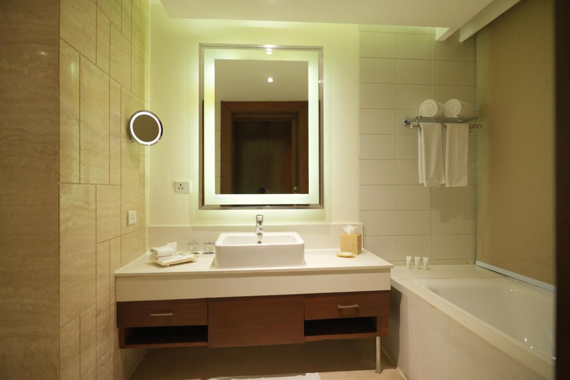 Doubletree By Hilton Gurgaon New Delhi Ncr Hotell Exteriör bild